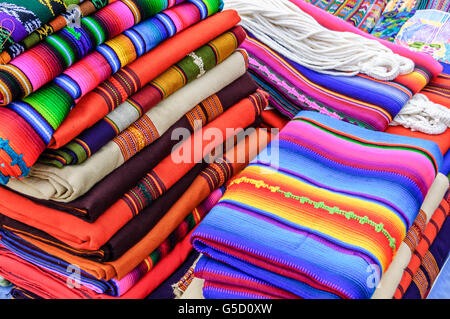 Traditionelle handgewebte guatemaltekischen Textilien & durch lokale Mayas auf Märkten in Guatemala verkauft Stockfoto