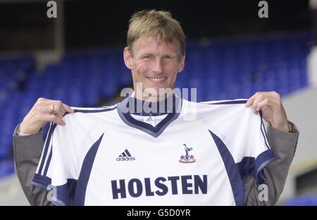 Tottenham Hotspornt Teddy Sherriengham nach einer Pressekonferenz in der White Hart Lane, London, an, wo er als ihre neue Unterschrift von Manchester United vorgestellt wurde. Stockfoto