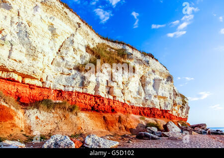 Am Strand Kreidefelsen. rötlichen Kalkstein (rötel) unterhalb der Layer mit weißer Kreide.Old Hunstanton, Norfolk, England, Großbritannien Stockfoto