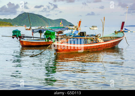 Long-Tail-Boote vor Anker in Phuket, Südthailand Stockfoto