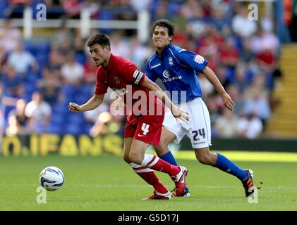 Johnnie Jackson von Charlton Athletic (links) und will Packwood von Birmingham City In Aktion Stockfoto