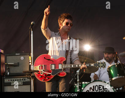 , KEINE WARE, NICHT NACH DEM 17. OKTOBER 2012 VERWENDET WERDEN. Noel Gallaghers High Flying Birds treten auf der Virgin Media Bühne beim V Festival im Hylands Park, Chelmsford, auf. Stockfoto