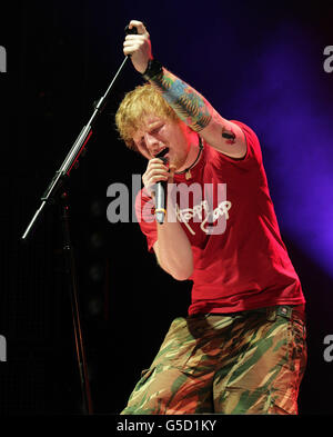 V Festival 2012 - Chelmsford. Ed Sheeran tritt in der Arena beim V Festival im Hylands Park, Chelmsford, auf. Stockfoto