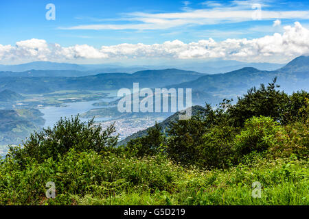 Blick vom Hügel in der Nähe von Antigua See Amatitlan in der Nähe von Guatemala-Stadt. Stockfoto