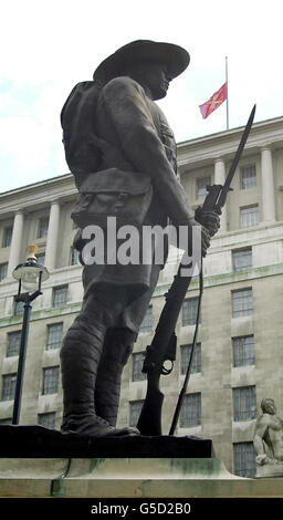 Die Gurkha-Statue, in der Horse Guards Avenue, London, mit einer Flagge am halben Mast auf dem Gebäude des Verteidigungsministeriums. Die Gurkha stammen aus Napal und kämpfen seit dem Höhepunkt des Empire für die britische Armee. *...Flaggen fliegen heute auf halber Mast an königlichen Palästen und Residenzen und wichtigsten Regierungsgebäuden und Militäreinrichtungen in ganz Großbritannien nach der Vernichtung der nepalesischen Königsfamilie. Stockfoto