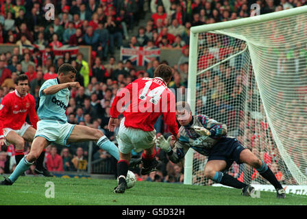 Eric Cantona von Manchester United (links) erhält ein Kreuz von Andrei Kanchelskis (Nr. 14) und erzielt im Derby-Spiel gegen Manchester City in Old Trafford ein Tor. Stockfoto