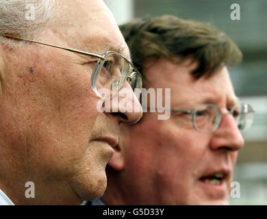 Cecil Walker (links) von der Ulster Unionist Party mit UUP-Führer David Trimble über den allgemeinen Wahlkampf und hat für den Westminister-Sitz von Nord-Belfast gecovasing. Stockfoto