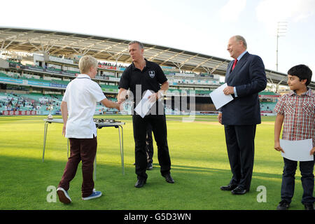 Cricket - Clydesdale Bank 40 - Gruppe B - Surrey / Glamorgan - The Kia Oval. Alec Stewart überreicht die Pinsent Masons Scholarship Awards während der Pause Stockfoto