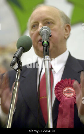 Arthur Scargill, der ehemalige Führer der National Union of Miners von der Socialist Labour Party, dankt seinen Unterstützern im Mill House Leisure Center in Hartlepool, nachdem er im Hartlepool-Wahlkreis gegen Peter Mandelson verloren hatte. Stockfoto