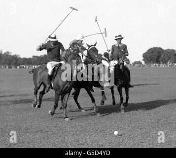 Tour des Prinzen von Wales nach Japan und in den Osten. Der Prinz von Wales (links) spielt Polo in Bangalore. Stockfoto