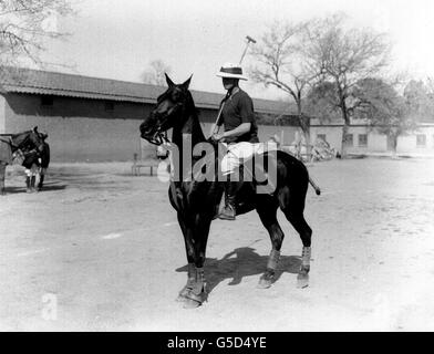 1922: Die Reise des Prinzen von Wales nach Japan und in den Osten. Der Prinz von Wales bestiege in Indien sein Polopony „Metallic“. Stockfoto