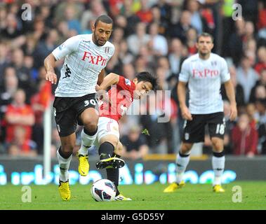 Fulhams Moussa Dembele (links) und der Shinji Kagawa (rechts) von Manchester United kämpfen um den Ball Stockfoto