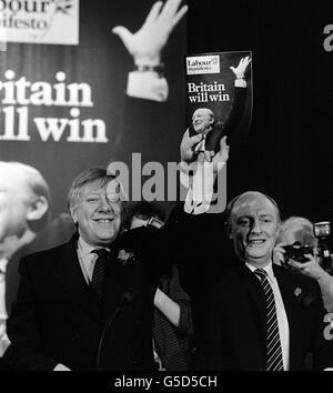 Labour-Chef Neil Kinnock (r) und der stellvertretende Vorsitzende Roy Hattersley halten eine Kopie des Labour-Wahlprogramms während seiner Einführung im Queen Elizabeth II Conference Center in London in die Hand. Kinnock sagte, das Manifest sei ein "Programm zur Förderung der Freiheit". Stockfoto