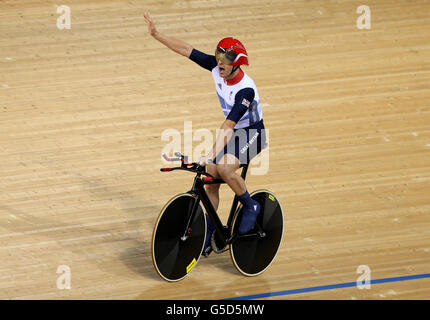 Der britische Mark Lee Colbourne feiert den Sieg der Männer-C1-Verfolgung im Velodrome im Olympic Park, London. Stockfoto