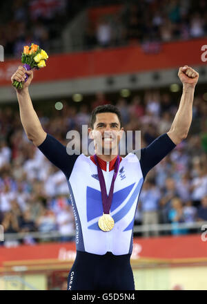 Der britische Mark Lee Colbourne feiert den Sieg der Männer-C1-Verfolgung im Velodrome im Olympic Park, London. Stockfoto