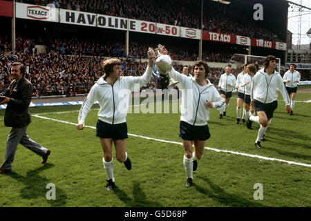 David Nish (l) und Kevin Hector (Third l) von Derby County ziehen den Liga-Meisterschaftspokal an, gefolgt von den Teamkollegen (l-r) Colin Boulton, Francis Lee, Bruce Rioch, Colin Todd, Roger Davies und Roy McFarland Stockfoto