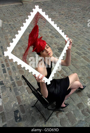 Modell Erin O'Connor der Agentur Models 1, in London als Gesicht auf der neuen Royal Mail Marke. Erin wurde als Silhouettengesicht ausgewählt, das auf dem Stempel zur Kennzeichnung des Royal Ascot Pferderennens verwendet wird. * die Fabulous Hats-Stempel zeigen die Werke der Müllerminer Philip Treacy, Dai Rees, Pip Hackett und Stephen Jones und werden am 19/6/01 veröffentlicht, um den Beginn des Ascot-Treffens zu markieren. Stockfoto