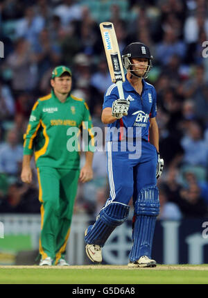 Der englische Jonathan Trott feiert das Erreichen seines halben Jahrhunderts während der dritten NatWest One Day International im Kia Oval, London. Stockfoto