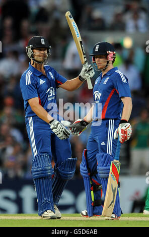 Der Engländer Jonathan Trott (links) feiert mit seinem Teamkollegen Eoin Morgan sein halbes Jahrhundert während des dritten NatWest One Day International im Kia Oval, London. Stockfoto