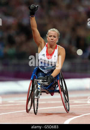 Die britische Hannah Cockroft feiert Gold im 100-m-Finale der Frauen & Ntilde; T34 im Olympiastadion in London. Stockfoto