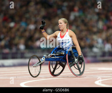 Die britische Hannah Cockroft feiert Gold im 100-m-Finale der Frauen & Ntilde; T34 im Olympiastadion in London. Stockfoto