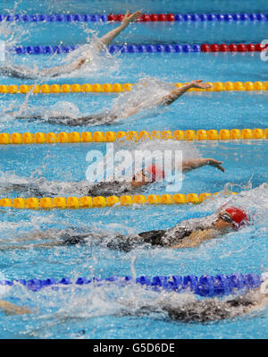 Die Briten Jessica-Jane Applegate (unten) und Chloe Davies (oben) sind während des Women's 100m Backstroke - S14 im Aquatics Centre, London in Aktion. Stockfoto