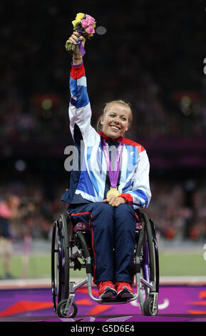 Die britische Hannah Cockroft feiert Gold im 100-m-Finale der Frauen & Ntilde; T34 im Olympiastadion in London. Stockfoto