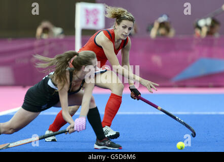 Olympische Spiele In London - Tag 14. Der britische Ashleigh Ball in Aktion, während des Bronzemedaillenmatches gegen Neuseeland im Hockey Center im Olympic Park, London. Stockfoto