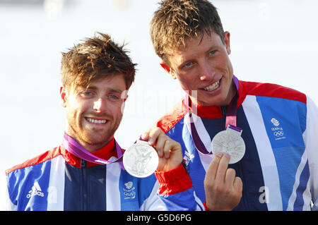 Die Briten Luke Patience und Stuart Bithell (rechts) feiern den Gewinn der Silbermedaille in der Klasse der Männer 470 bei den Olympischen Spielen in Weymouth und Portland. Stockfoto