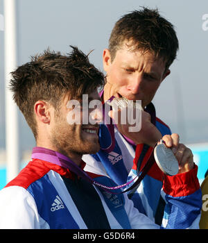 Die britischen Silbermedaillengewinner Luke Patience (links) und Stuart Bithell mit ihren Medaillen bei der heutigen Medaillenübergabe 470. Stockfoto