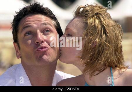 Der britische Schauspieler und Komiker Brian Conley mit Kelly Harrison aus dem Krankenhausdrama „Casualty“ von BBC ONE während einer Fotoserie zur Förderung von „Dream“, einem bevorstehenden britischen Film beim 54. Filmfestival in Cannes in Frankreich. Stockfoto