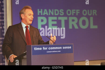 Schatten-Außenminister Francis Maude bei der Pressekonferenz der konservativen Parlamentswahlen im Sitz der Partei im Zentrum von London. Stockfoto