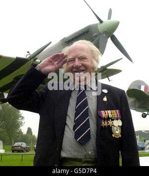 Joe Crawshaw, Battle of Britain Veteran aus Sutton, Surrey, der mit der 2. Spitfire Staffel diente, grüßt vor einer supermarine Spitfire MK 1X im Royal Air Force Museum, Hendon in London, als sich 700 Veteranen trafen, um ihren Kriegsdienst zu gedenken. Stockfoto