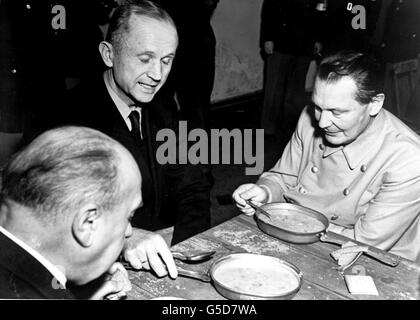 Admiral Karl Doenitz (c), Führer des Deutschen Reiches nach Hitlers Selbstmord, isst mit dem ehemaligen Reichsmarschall Hermann Göring (r), der während der Nürnberger Nachkriegsprozesse unter Bewachung war. Die Prozesse im Justizpalast begannen am 20. November 1945. Bild Teil der PA Zweiten Weltkrieg Sammlung. Stockfoto