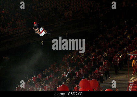 Ein Saxophonist wird mitten in der Luft ausgesetzt, während Madness während der Abschlusszeremonie im Olympiastadion am letzten Tag der Olympischen Spiele 2012 in London auftreten. Stockfoto