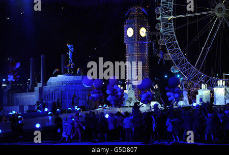 Ray Davies spielt Waterloo Sunset während der Abschlusszeremonie im Olympiastadion, am letzten Tag der Olympischen Spiele 2012 in London. Stockfoto