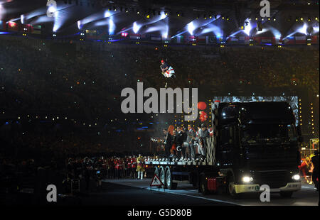 Olympische Spiele In London - Tag 16. Madness treten während der Abschlusszeremonie im Olympiastadion am letzten Tag der Olympischen Spiele 2012 in London auf. Stockfoto