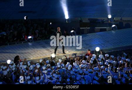 George Michael tritt während der Abschlussfeier der Olympischen Spiele 2012 im Olympiastadion in London auf. FOTO DER RRESS ASSOCIATION. Bilddatum: Sonntag, 12. August 2012. Siehe PA Geschichte Olympics . Bildnachweis sollte lauten: David Davies/PA Wire. Stockfoto