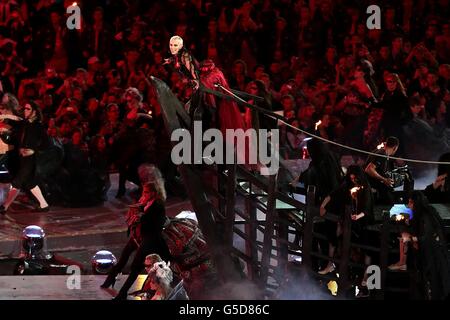 Annie Lennox tritt auf der Bühne während der Abschlussfeier der Olympischen Spiele 2012 im Olympiastadion in London auf. FOTO DER RRESS ASSOCIATION. Bilddatum: Sonntag, 12. August 2012. Siehe PA Geschichte Olympics . Bildnachweis sollte lauten: David Davies/PA Wire. Stockfoto