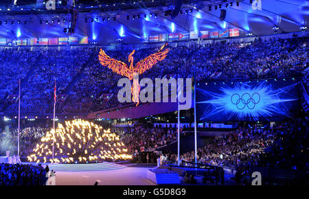 Olympische Spiele In London - Tag 16. Die olympische Flamme wird während der Abschlusszeremonie für die Olympischen Spiele 2012 in London im Olympiastadion in London gesenkt. Stockfoto