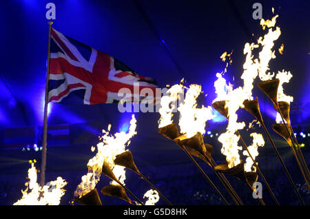 Die olympische Flamme wird gesenkt, um die Olympischen Spiele während der Abschlusszeremonie der Olympischen Spiele im Olympiastadion in London zu beenden. Stockfoto