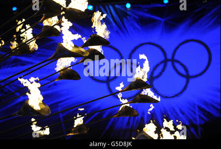 Die olympische Flamme wird gesenkt, um die Olympischen Spiele während der Abschlusszeremonie der Olympischen Spiele im Olympiastadion in London zu beenden. Stockfoto