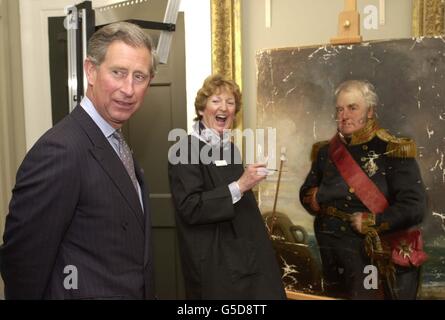 Der Prinz von Wales trifft auf die Kunstrestauratorin Caroline Hampton, während er die Queen's House Gallery im National Maritime Museum, Greenwich, eröffnet. Der Prinz scherzte mit Frau Hampton und fragte, ob fette Admirale während des Restaurierungsprozesses dünner gemacht werden könnten. Stockfoto