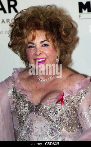 Cannes Elizabeth Taylor. Die Schauspielerin Dame Elizabeth Taylor kommt bei der AMFAR Charity-Gala in Cannes an. Stockfoto