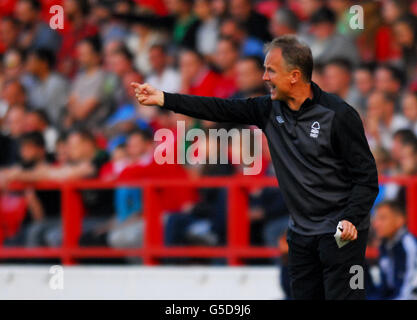 Nottingham Forest Manager Sean O'Driscoll zeigt beim Vorsaison-Freundschaftsspiel auf dem City Ground, Nottingham, die Touchline. Stockfoto