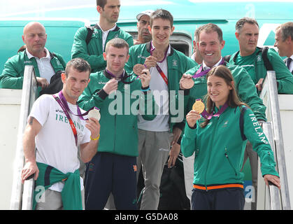 Die irischen Olympiasieger (von links nach rechts), John Joe Nevin, Paddy Barnes, Michael Conlon, Cian O'Connor und Katie Tayor, treffen mit dem Rest des irischen Teams am Flughafen Dublin, Irland, ein. Stockfoto