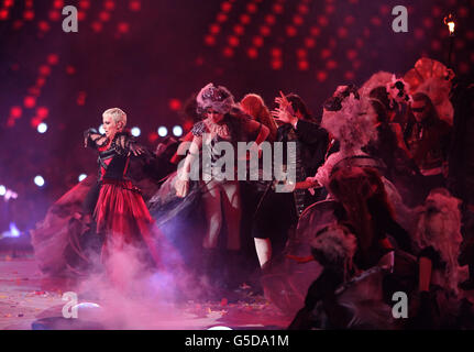 Olympische Spiele In London - Tag 16. Annie Lennox tritt während der Abschlussfeier der Olympischen Spiele 2012 in London im Olympiastadion auf. Stockfoto