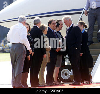 Der ehemalige Präsident der Vereinigten Staaten, Bill Clinton, wird auf dem Londoner City Airport von John Hume, dem Vorsitzenden der SDLP, begrüßt. * der Besuch von Herrn Clinton in Enniskillen findet am zweiten Tag seiner vierten Reise nach Nordirland statt und ist das erste Mal, dass er sein Stammhaus in Co Fermanagh besucht hat. Ein neues 3.2 Millionen internationales Friedensprojekt auf dem Gelände des IRA-Massakers am Poppy Day 1987, das die Welt verblüffte, wird offiziell als William Jefferson Clinton Peace Center bezeichnet. Das Clinton-Zentrum soll zum Schwerpunkt der friedensförderenden Bemühungen in ganz Irland und im Ausland werden. Stockfoto