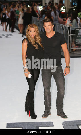 Katie Price und ihr Freund Leandro Penna kommen zur britischen Premiere von Total Recall im Vue West End in London. DRÜCKEN Sie VERBANDSFOTO. Bilddatum: Donnerstag, 16. August 2012. Bildnachweis sollte lauten: Rick Findler/PA Wire Stockfoto