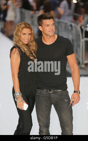 Katie Price und ihr Freund Leandro Penna kommen zur britischen Premiere von Total Recall im Vue West End in London. DRÜCKEN Sie VERBANDSFOTO. Bilddatum: Donnerstag, 16. August 2012. Bildnachweis sollte lauten: Rick Findler/PA Wire Stockfoto